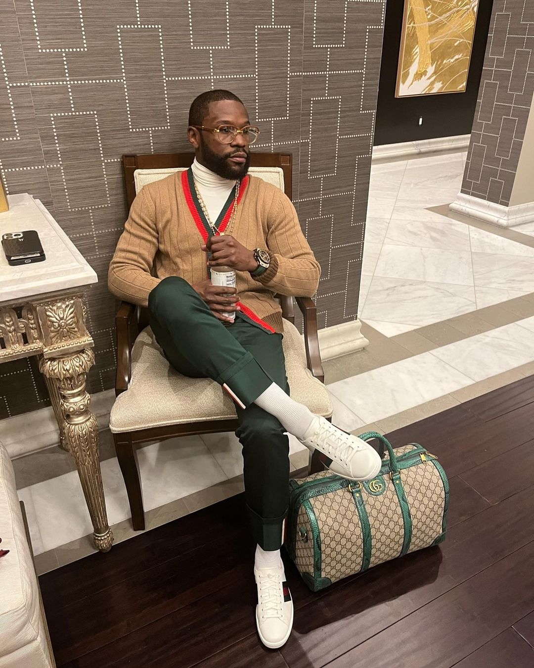 不出意外的話，就要出意外了！酸民在拳王面前嗆聲：我會把你 K.O.，網友直呼「根本小丑！」