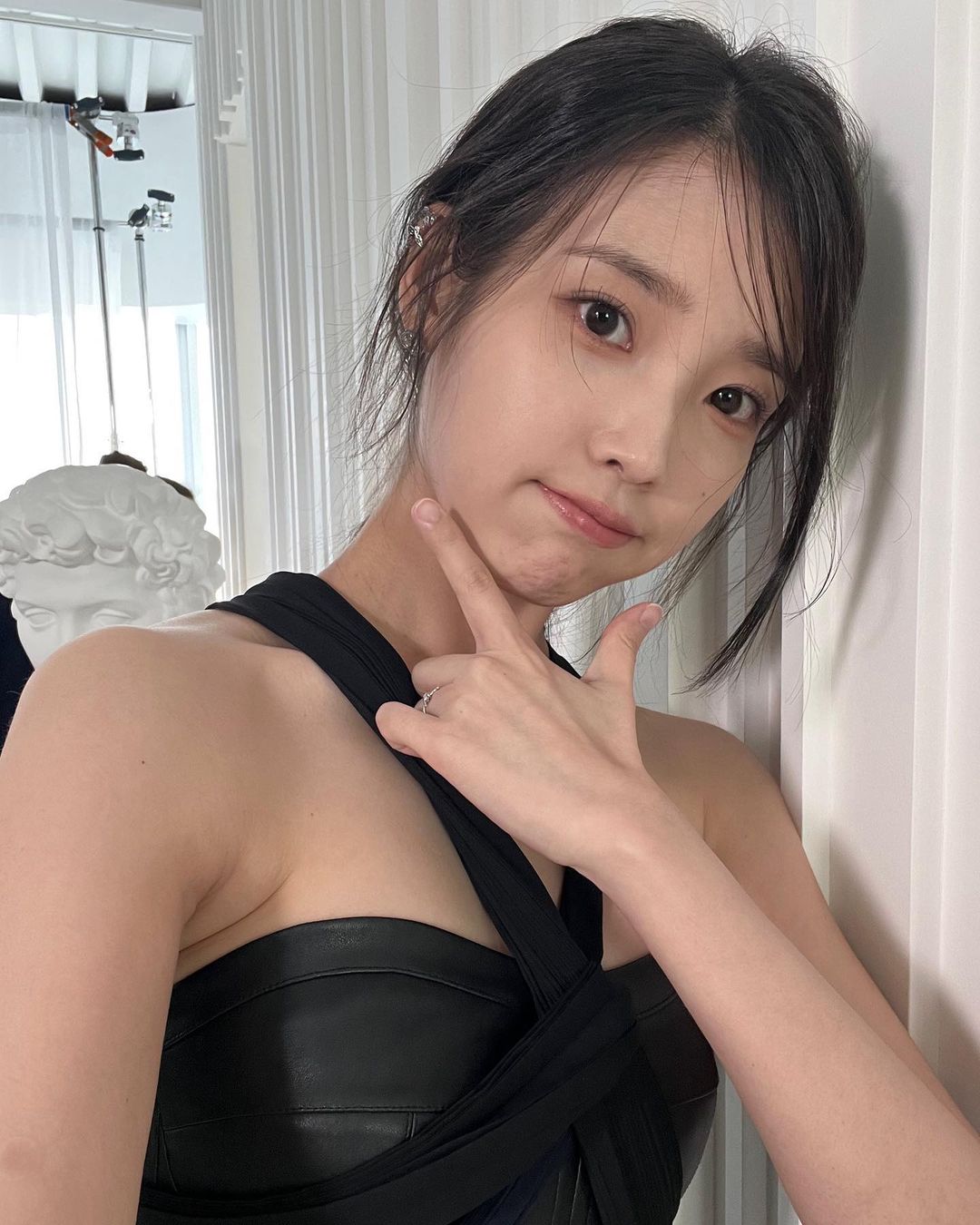 盤點 6 句 IU 治癒人心的自信金句：「生而為人，能照顧愛惜自己就好了。」從逆境中學會「愛自己」這道課題！