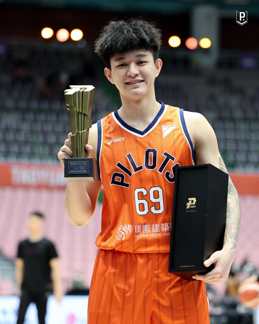 卡總連足球都教真有料？施晉堯「神奇頭槌」傳球給桑尼影片瘋傳，網：看到真的笑翻！