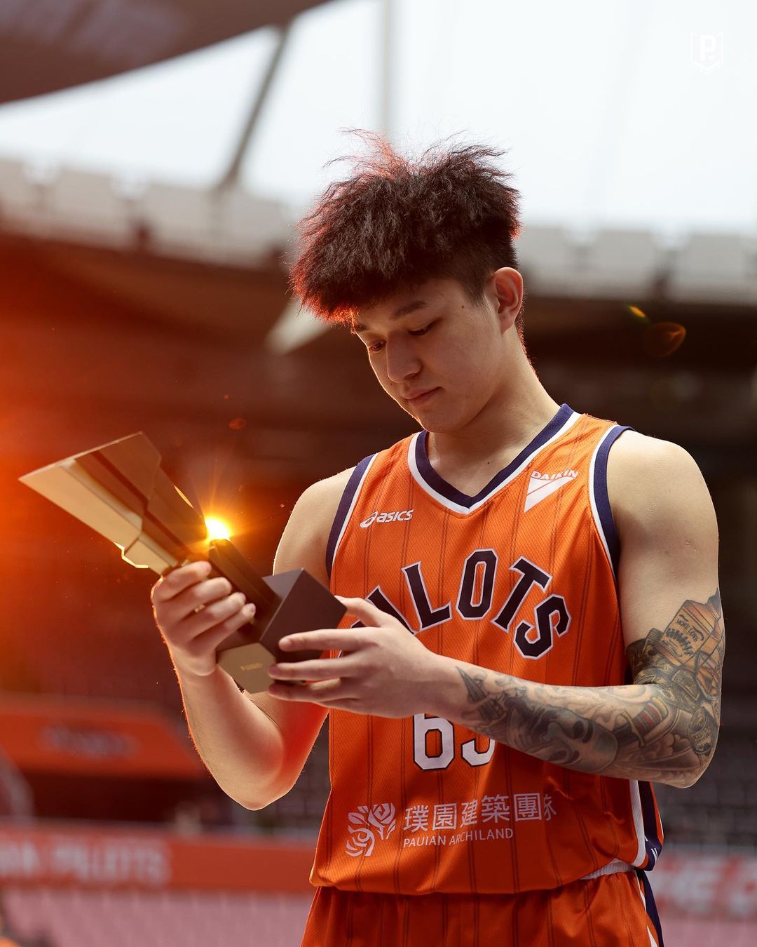 卡總連足球都教真有料？施晉堯「神奇頭槌」傳球給桑尼影片瘋傳，網：看到真的笑翻！