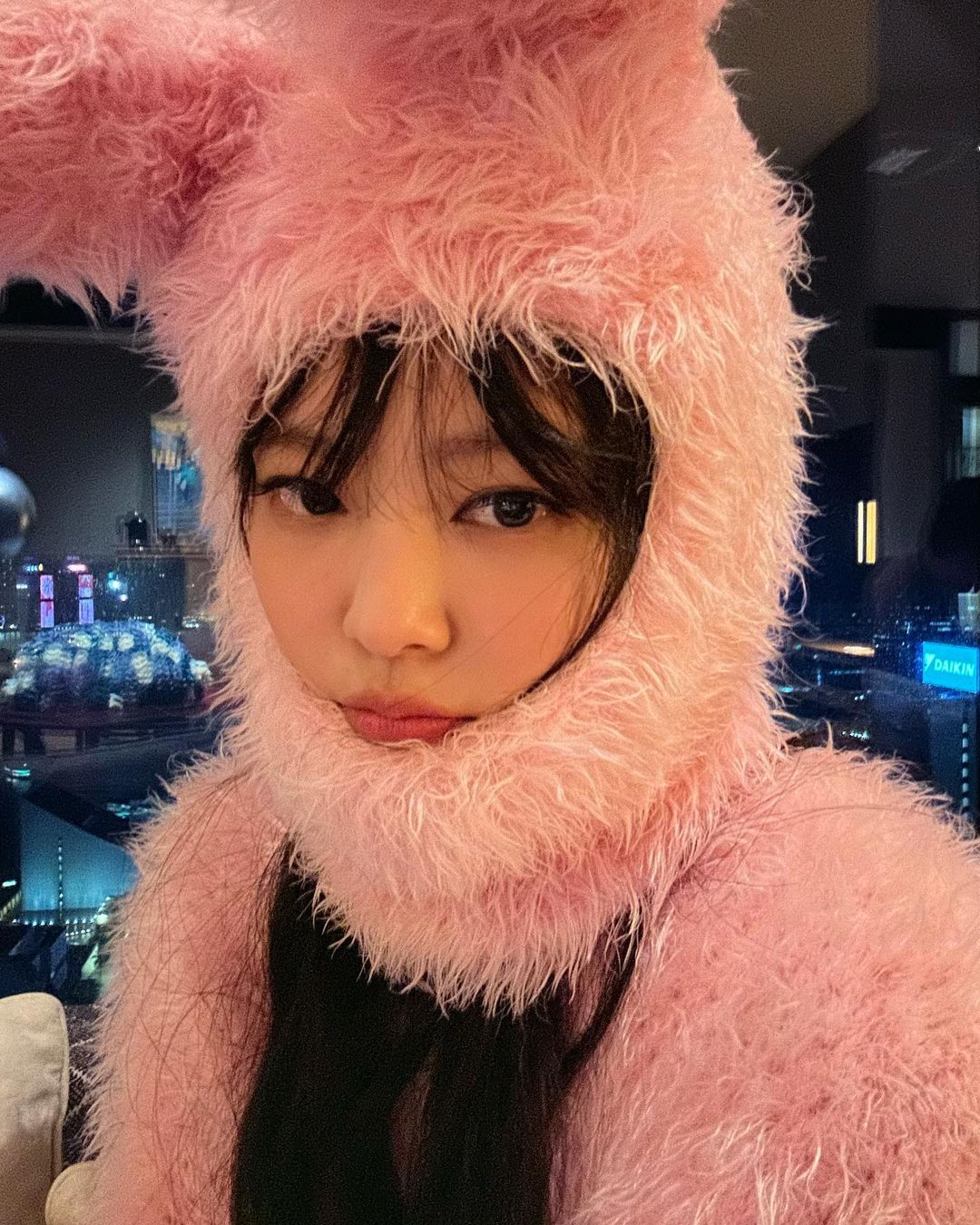 帶貨實力太猖狂！Jennie 生日著用「兔耳朵頭套」可愛拍照，官網通路迅速 sold out