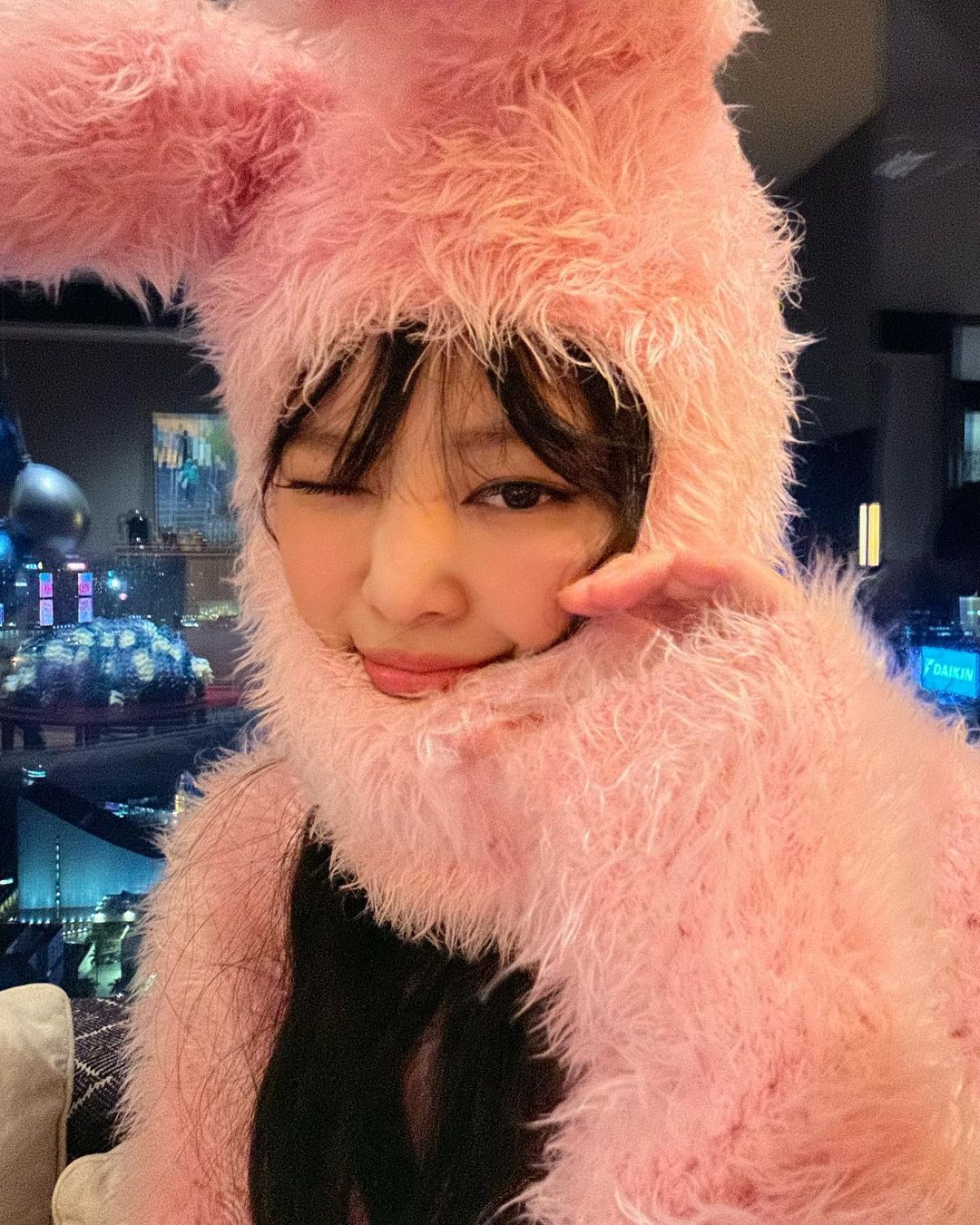 帶貨實力太猖狂！Jennie 生日著用「兔耳朵頭套」可愛拍照，官網通路迅速 sold out