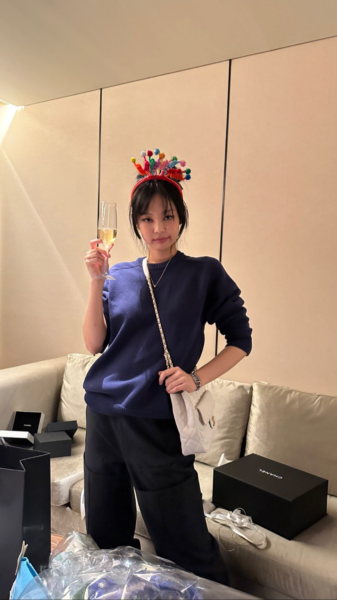 帶貨實力太猖狂！Jennie 生日著用「兔耳朵頭套」可愛拍照，官網通路迅速 sold out