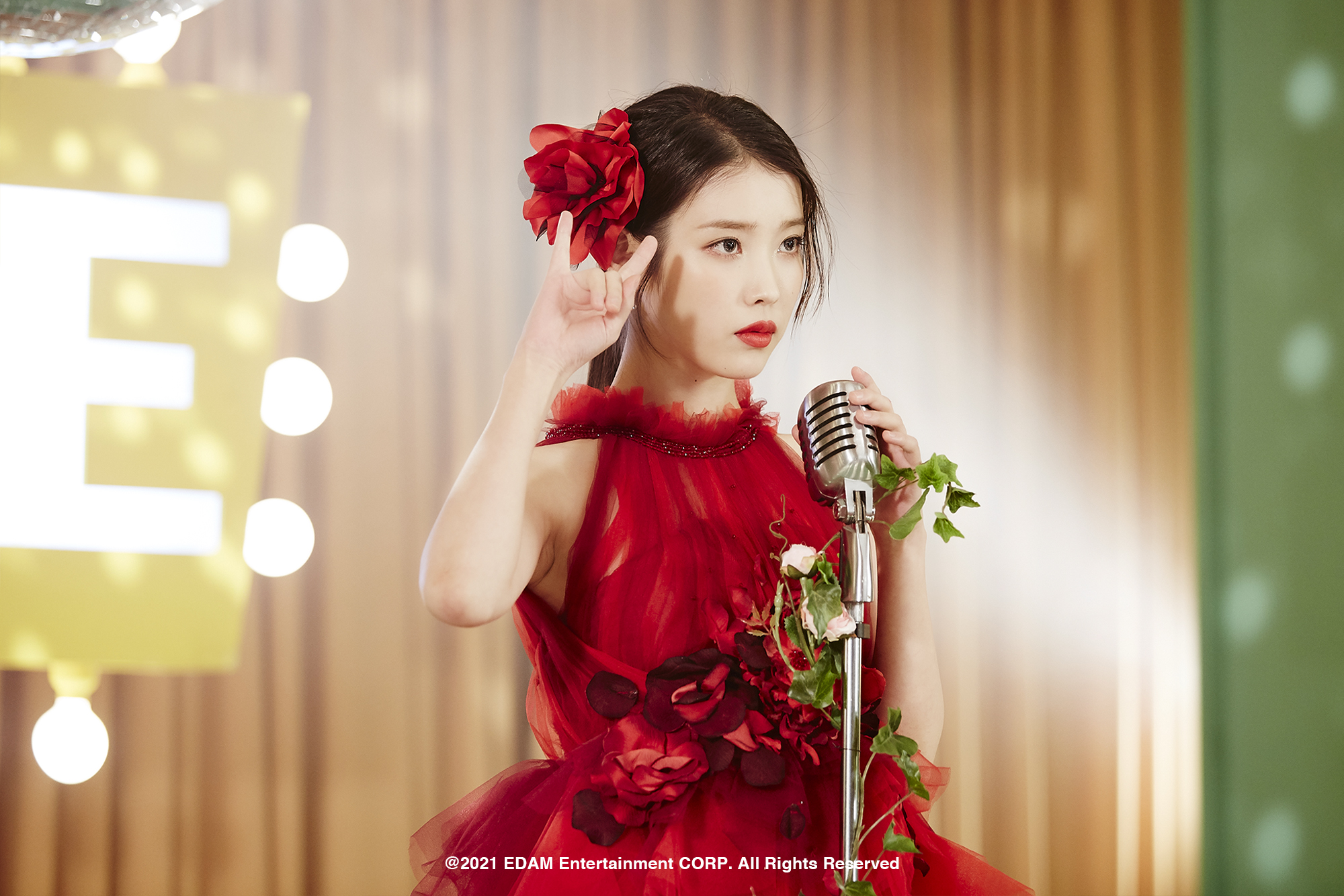 盤點 6 句 IU 治癒人心的自信金句：「生而為人，能照顧愛惜自己就好了。」從逆境中學會「愛自己」這道課題！