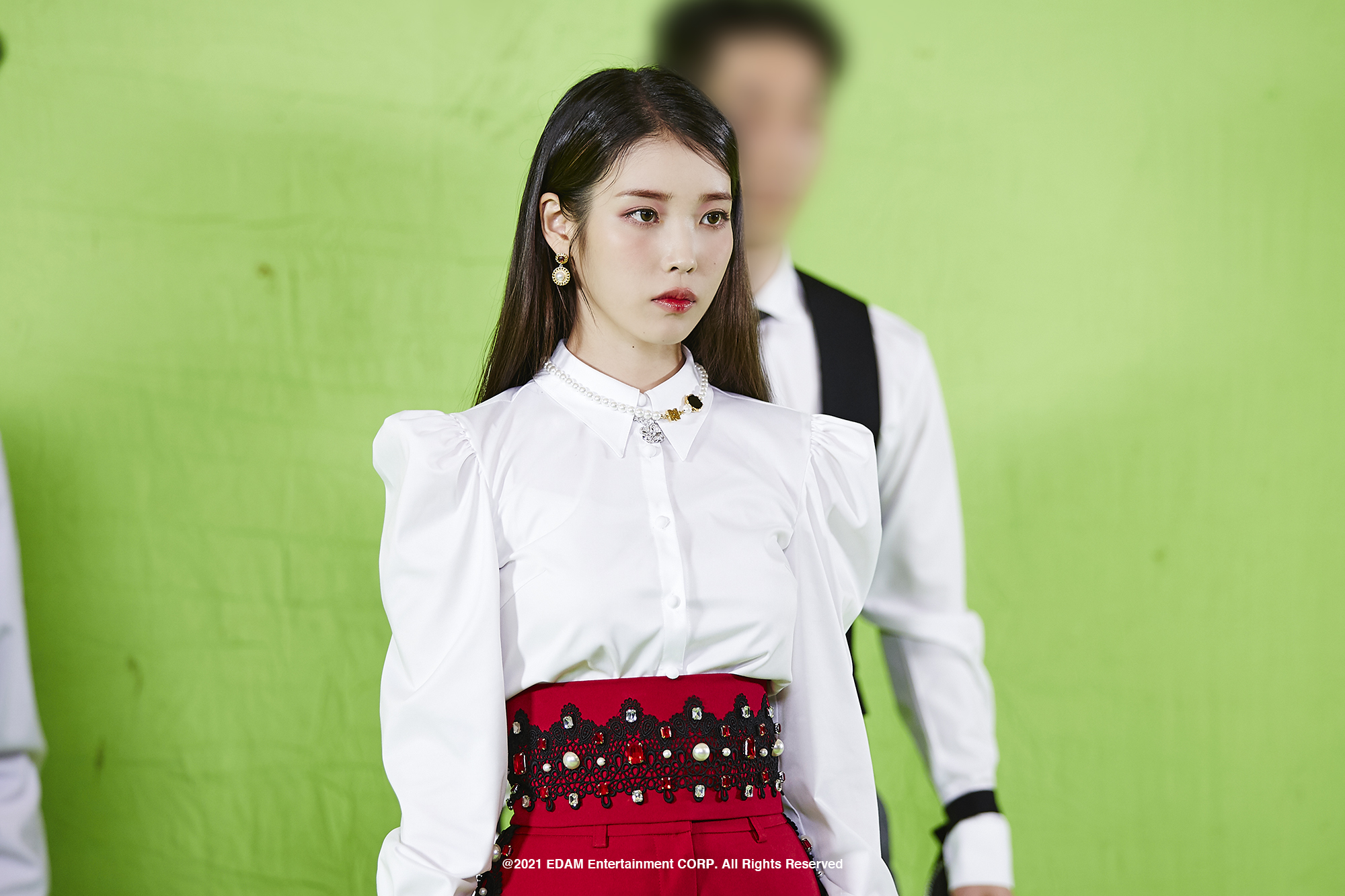 盤點 6 句 IU 治癒人心的自信金句：「生而為人，能照顧愛惜自己就好了。」從逆境中學會「愛自己」這道課題！