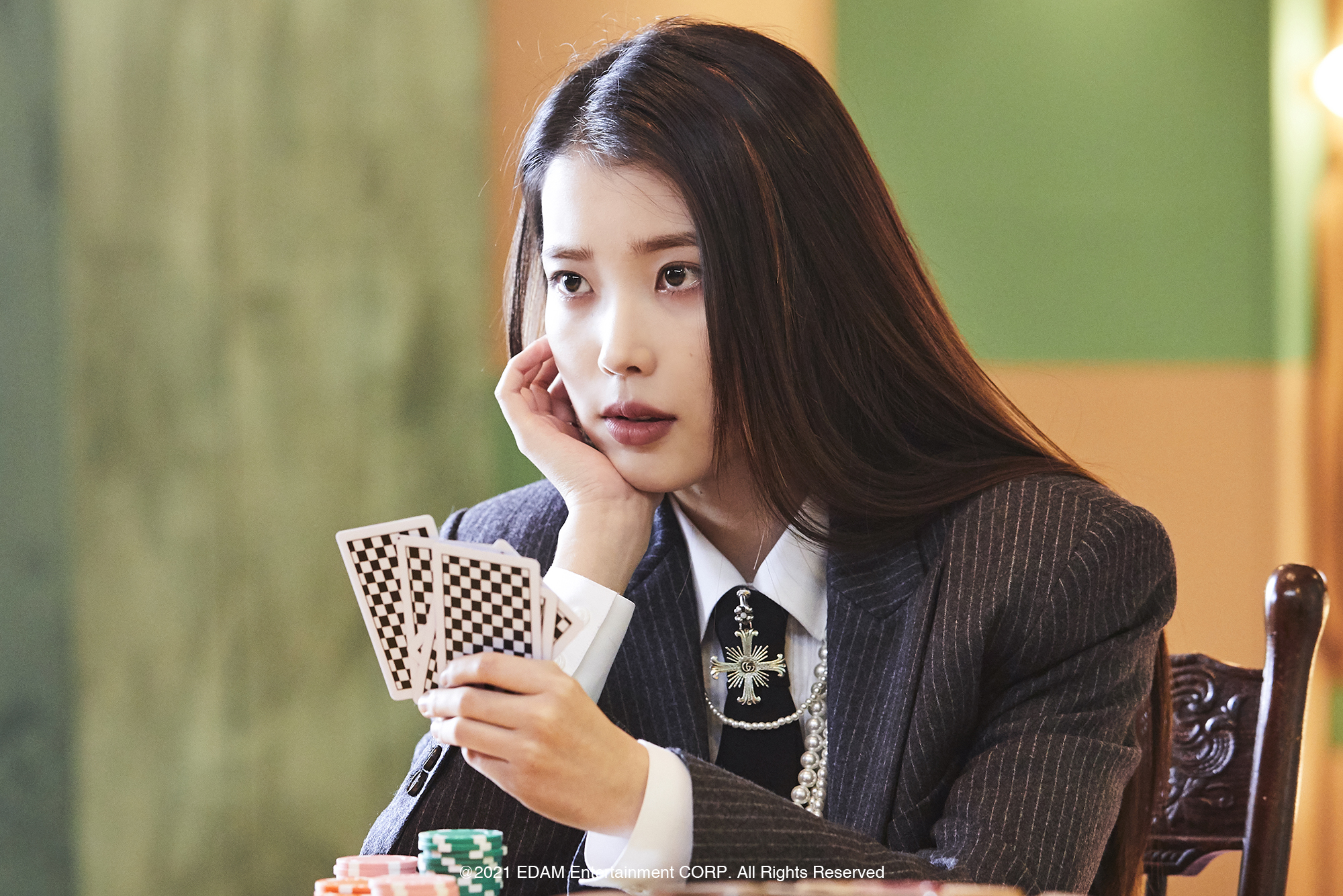 盤點 6 句 IU 治癒人心的自信金句：「生而為人，能照顧愛惜自己就好了。」從逆境中學會「愛自己」這道課題！