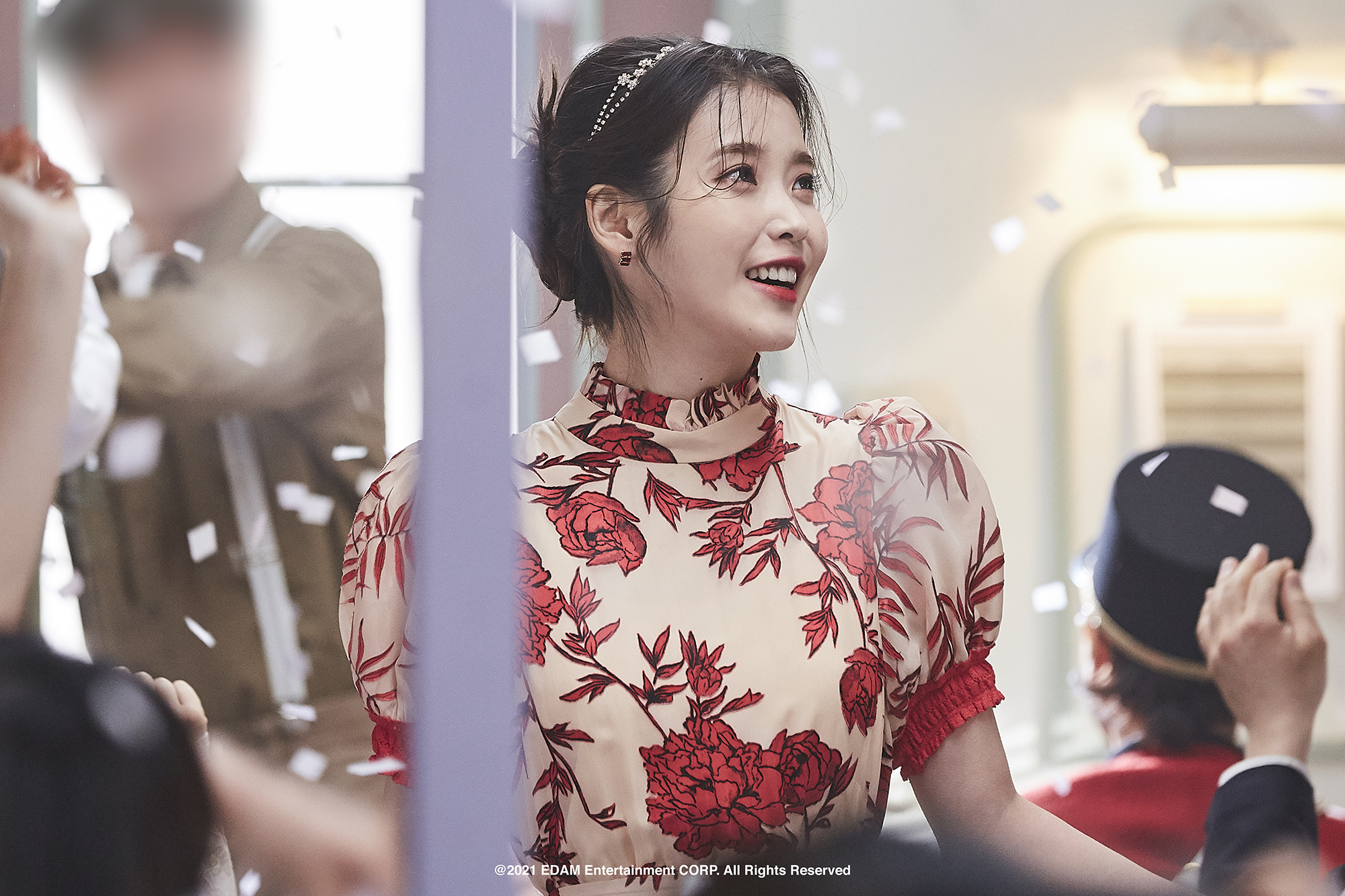 盤點 6 句 IU 治癒人心的自信金句：「生而為人，能照顧愛惜自己就好了。」從逆境中學會「愛自己」這道課題！