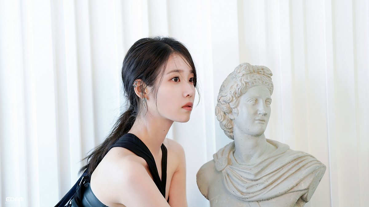 盤點 6 句 IU 治癒人心的自信金句：「生而為人，能照顧愛惜自己就好了。」從逆境中學會「愛自己」這道課題！