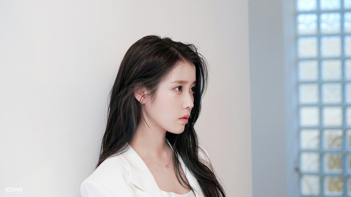 盤點 6 句 IU 治癒人心的自信金句：「生而為人，能照顧愛惜自己就好了。」從逆境中學會「愛自己」這道課題！