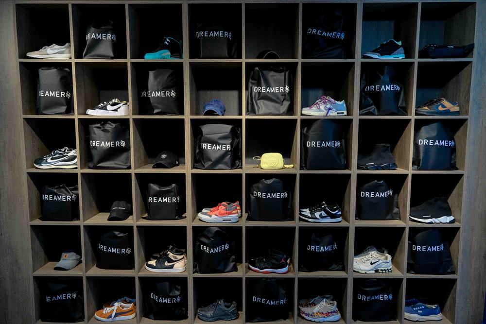 到府收送服務讓你在家也能輕鬆洗鞋！COOL 編直擊 Dreamers 鞋包帽洗護專門店，防水、補色也一應俱全！