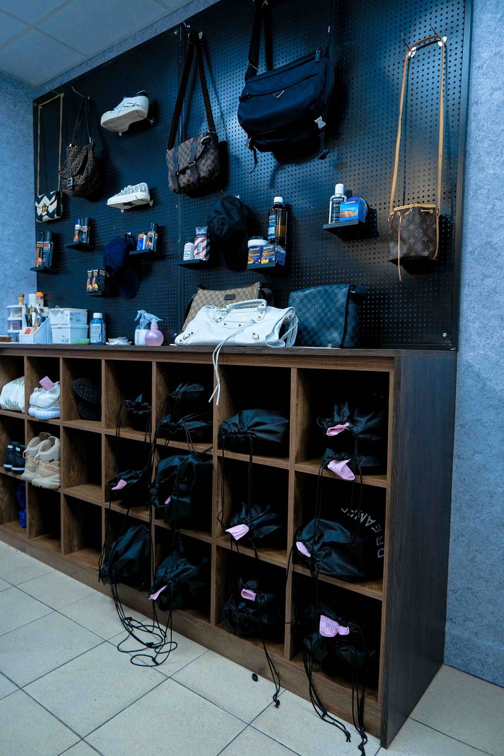 到府收送服務讓你在家也能輕鬆洗鞋！COOL 編直擊 Dreamers 鞋包帽洗護專門店，防水、補色也一應俱全！