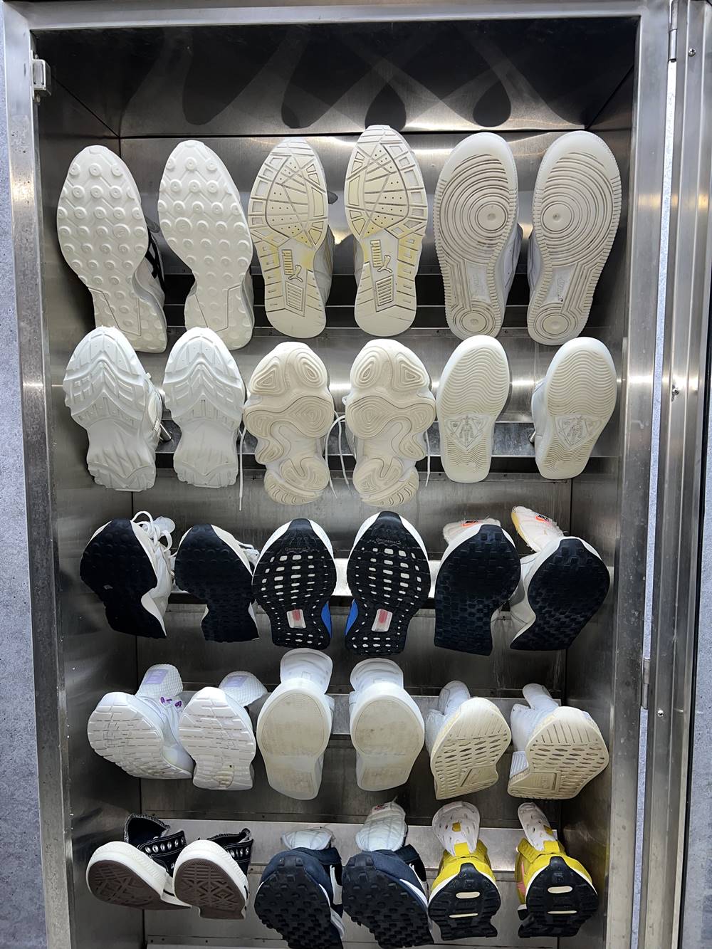 到府收送服務讓你在家也能輕鬆洗鞋！COOL 編直擊 Dreamers 鞋包帽洗護專門店，防水、補色也一應俱全！