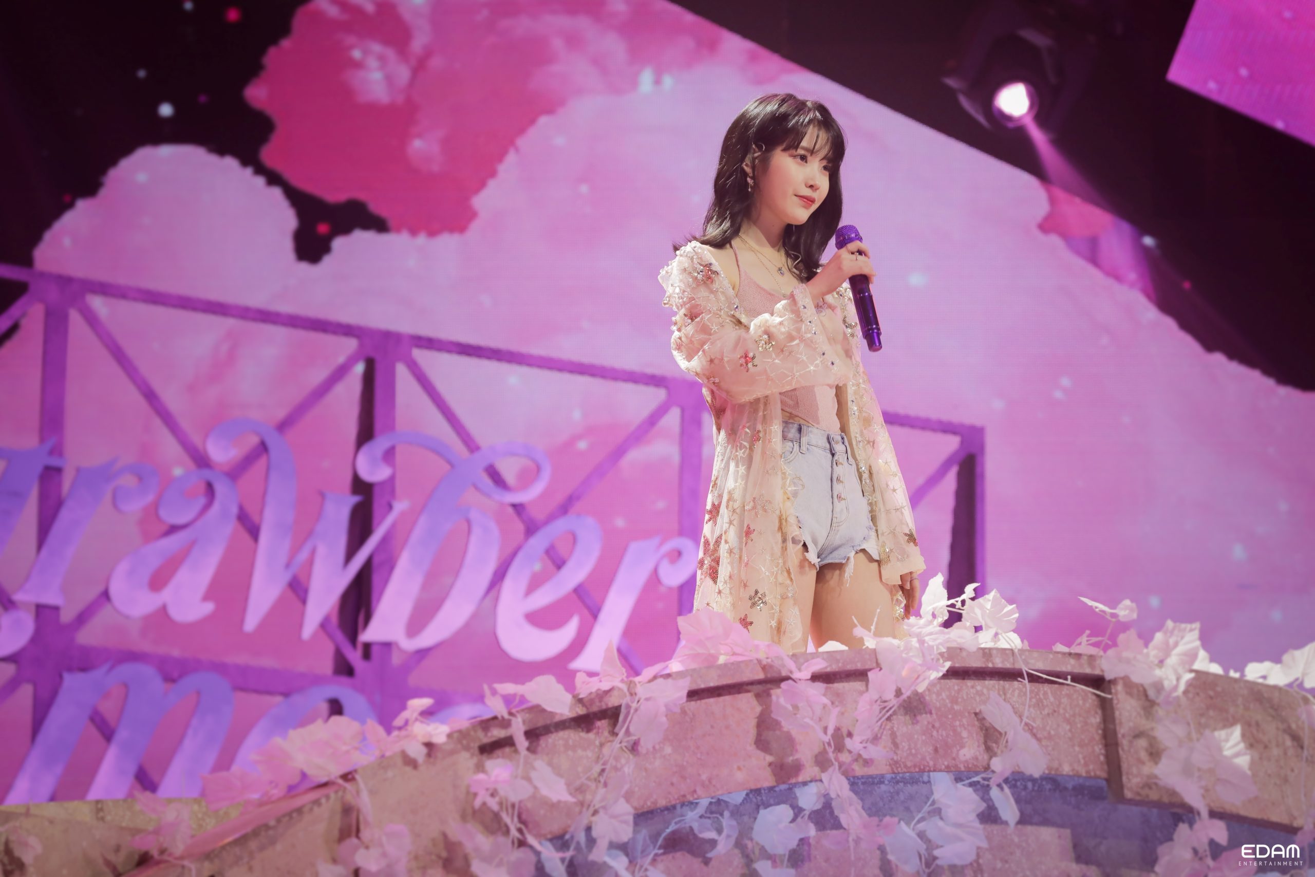 盤點 6 句 IU 治癒人心的自信金句：「生而為人，能照顧愛惜自己就好了。」從逆境中學會「愛自己」這道課題！