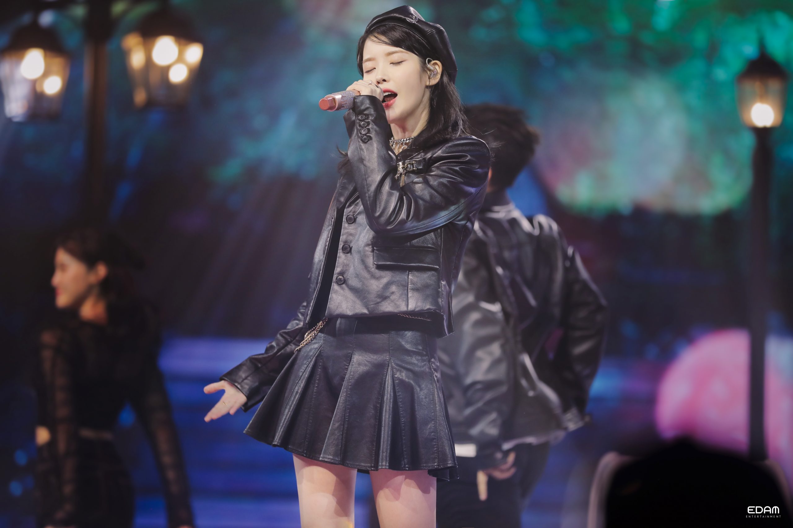 盤點 6 句 IU 治癒人心的自信金句：「生而為人，能照顧愛惜自己就好了。」從逆境中學會「愛自己」這道課題！