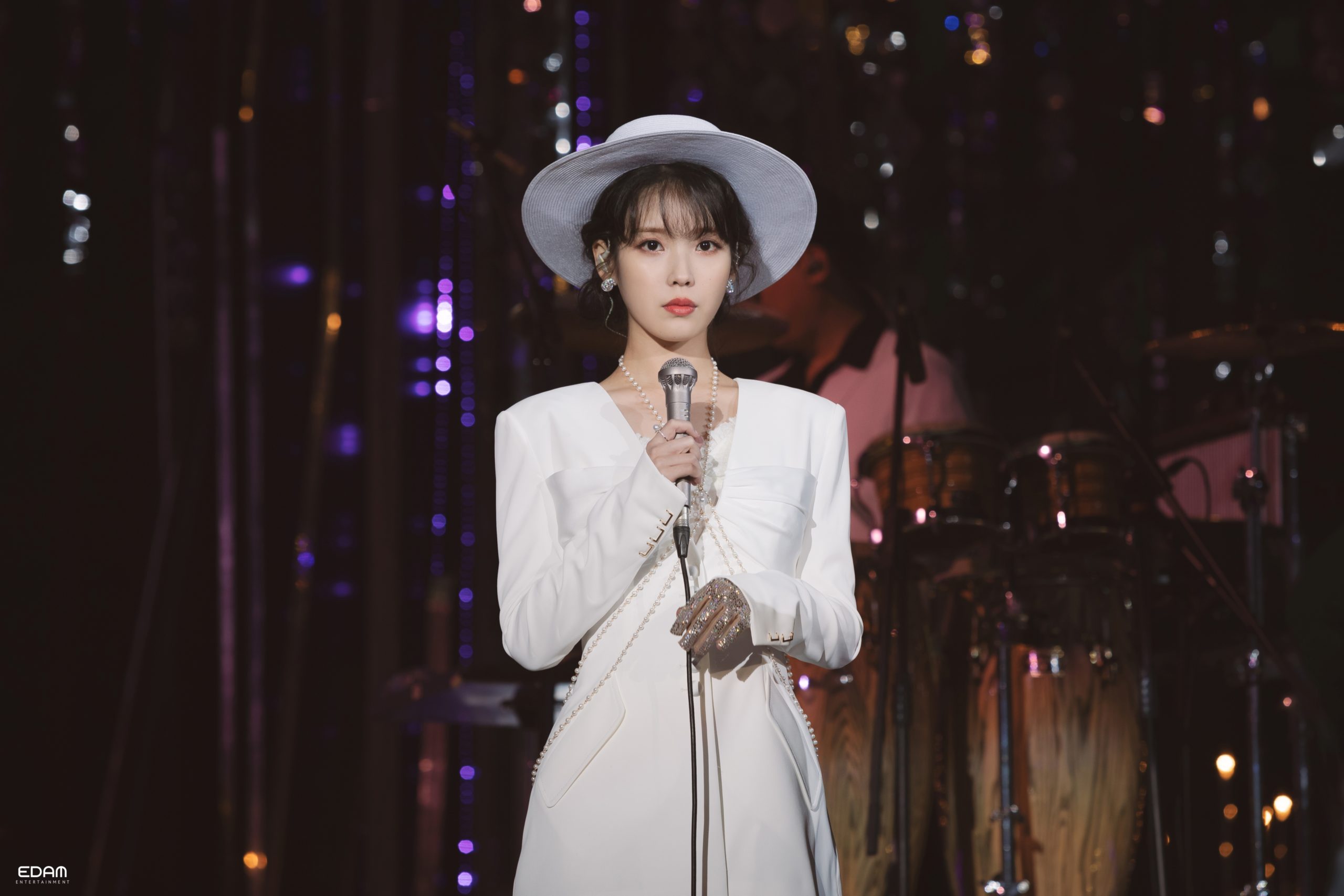 盤點 6 句 IU 治癒人心的自信金句：「生而為人，能照顧愛惜自己就好了。」從逆境中學會「愛自己」這道課題！