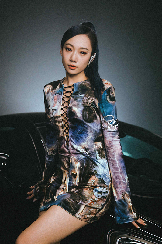 化身「太空女神」首度嘗試新風格！Julia Wu 正式公開第三波主打〈the one〉MV