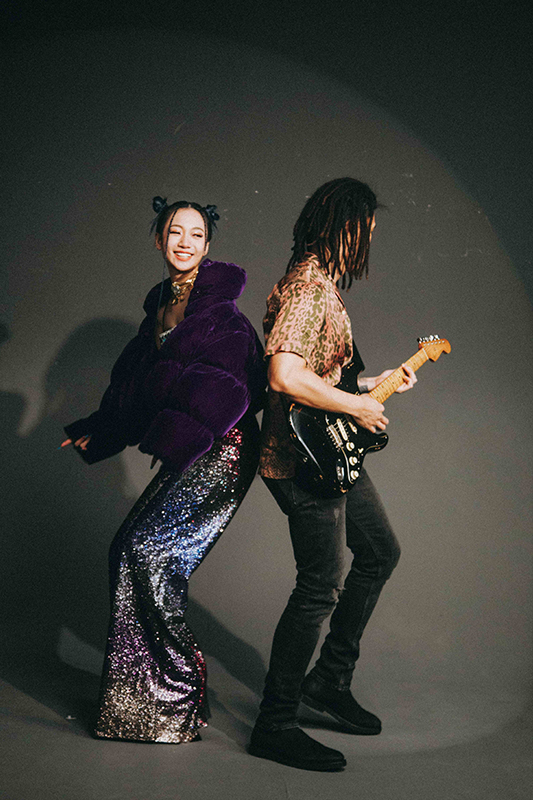 化身「太空女神」首度嘗試新風格！Julia Wu 正式公開第三波主打〈the one〉MV