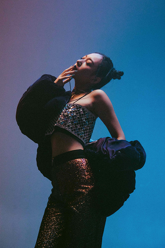 化身「太空女神」首度嘗試新風格！Julia Wu 正式公開第三波主打〈the one〉MV