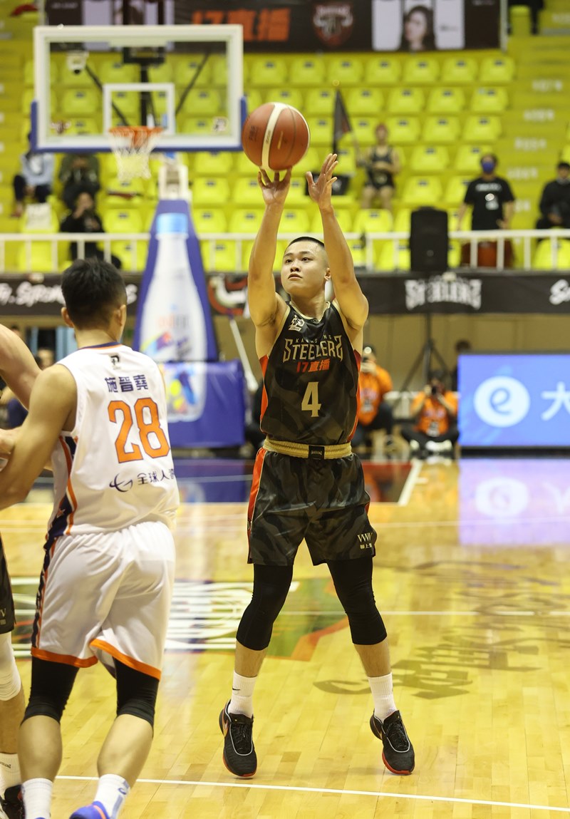 寫下聯盟最長 9 連勝！「69 大魔王」盧峻翔狂飆 28 分，領航猿輕取鋼鐵人賞 7 連敗！