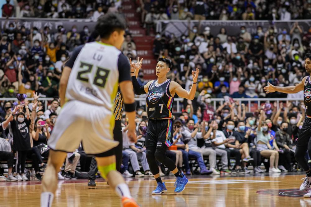 全場高喊 MVP！林書豪首秀繳 21+6+13 平聯盟助攻紀錄，帶領鋼鐵人大勝夢想家！