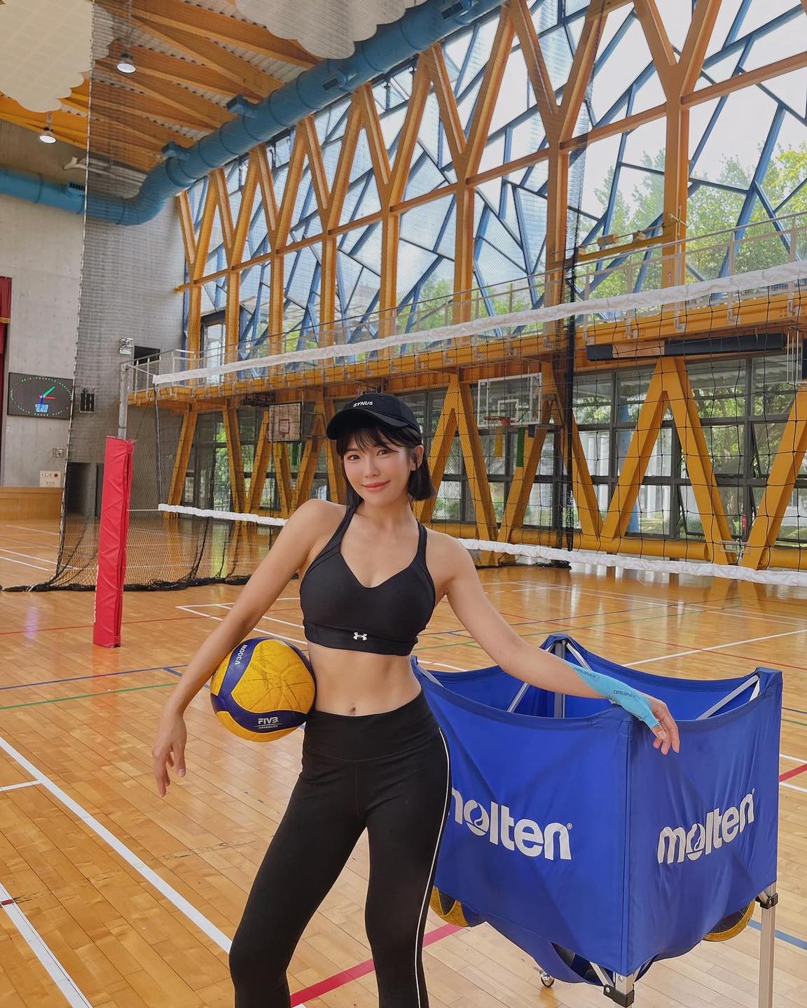 峰峰相連到天邊！梓梓揪壯壯泡溫泉「辣曬比基尼照」 1 小時秒吸 2.2 萬人朝聖