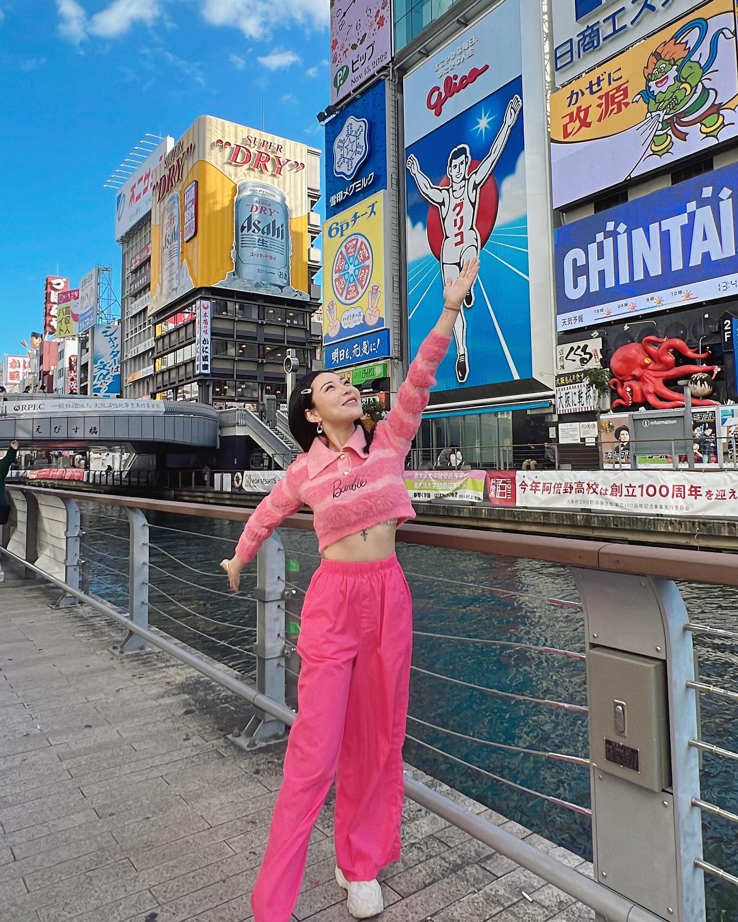 金色長髮的宛宛兒有看過嗎？生日派對火辣造型曝光：「自己都認不出自己了」