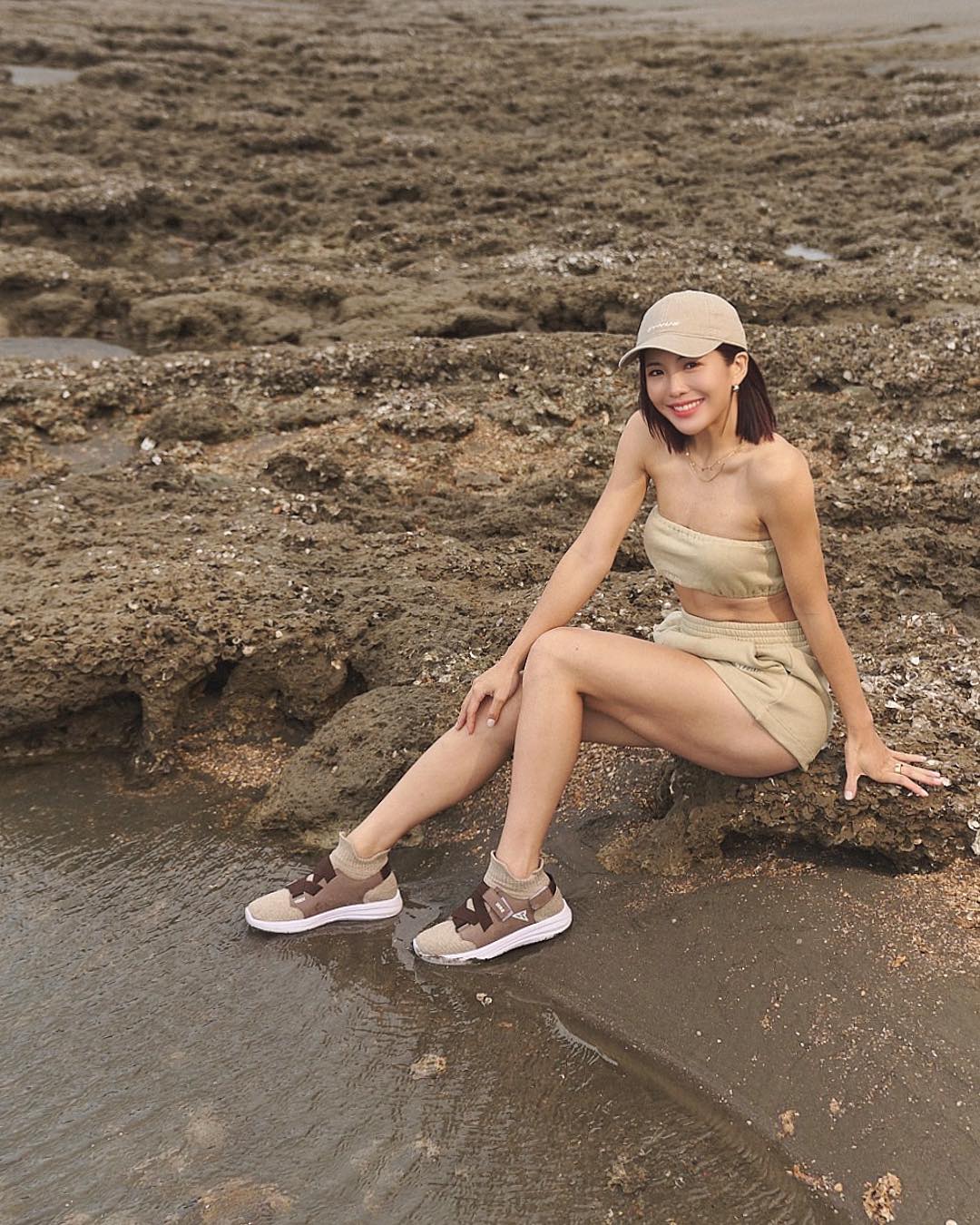 峰峰相連到天邊！梓梓揪壯壯泡溫泉「辣曬比基尼照」 1 小時秒吸 2.2 萬人朝聖