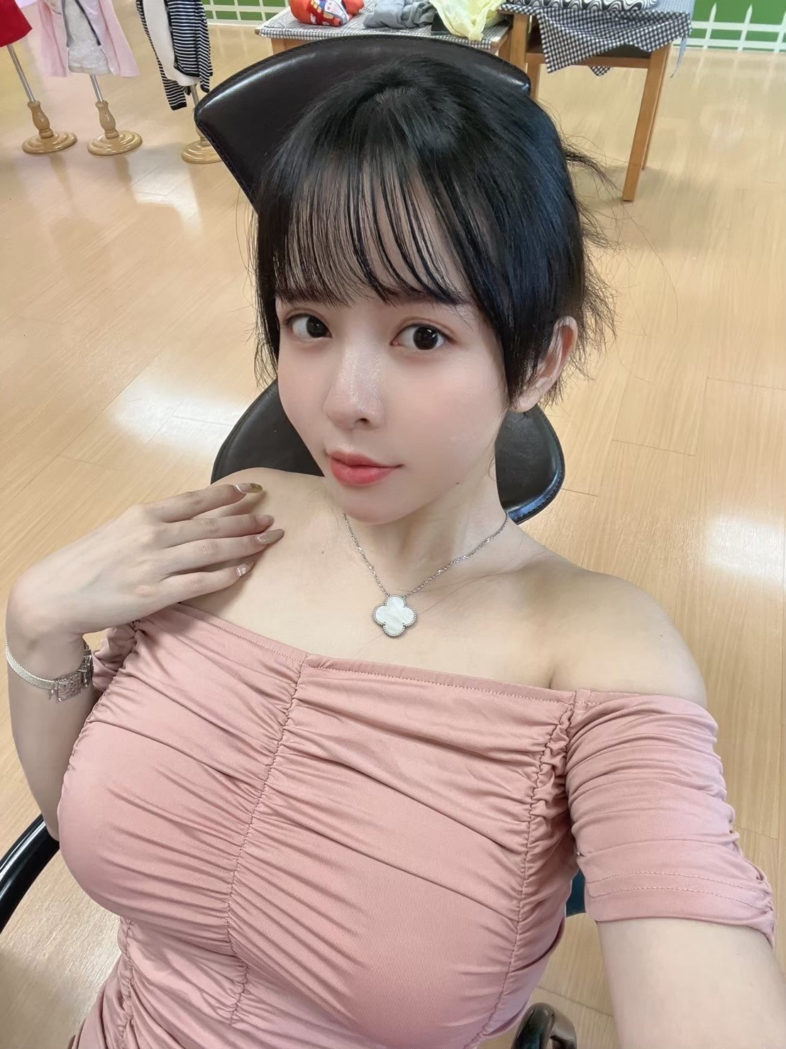 這是免費仔可以看的嗎？ Toyz 激戰「兇版李毓芬」直播開房泡湯　繩縛遊戲＋ 02 搖網狂喊：流量密碼