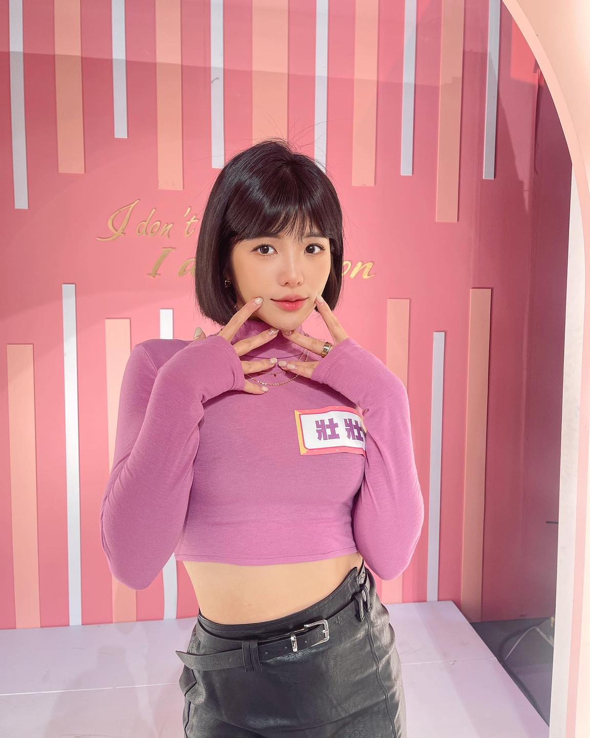 峰峰相連到天邊！梓梓揪壯壯泡溫泉「辣曬比基尼照」 1 小時秒吸 2.2 萬人朝聖