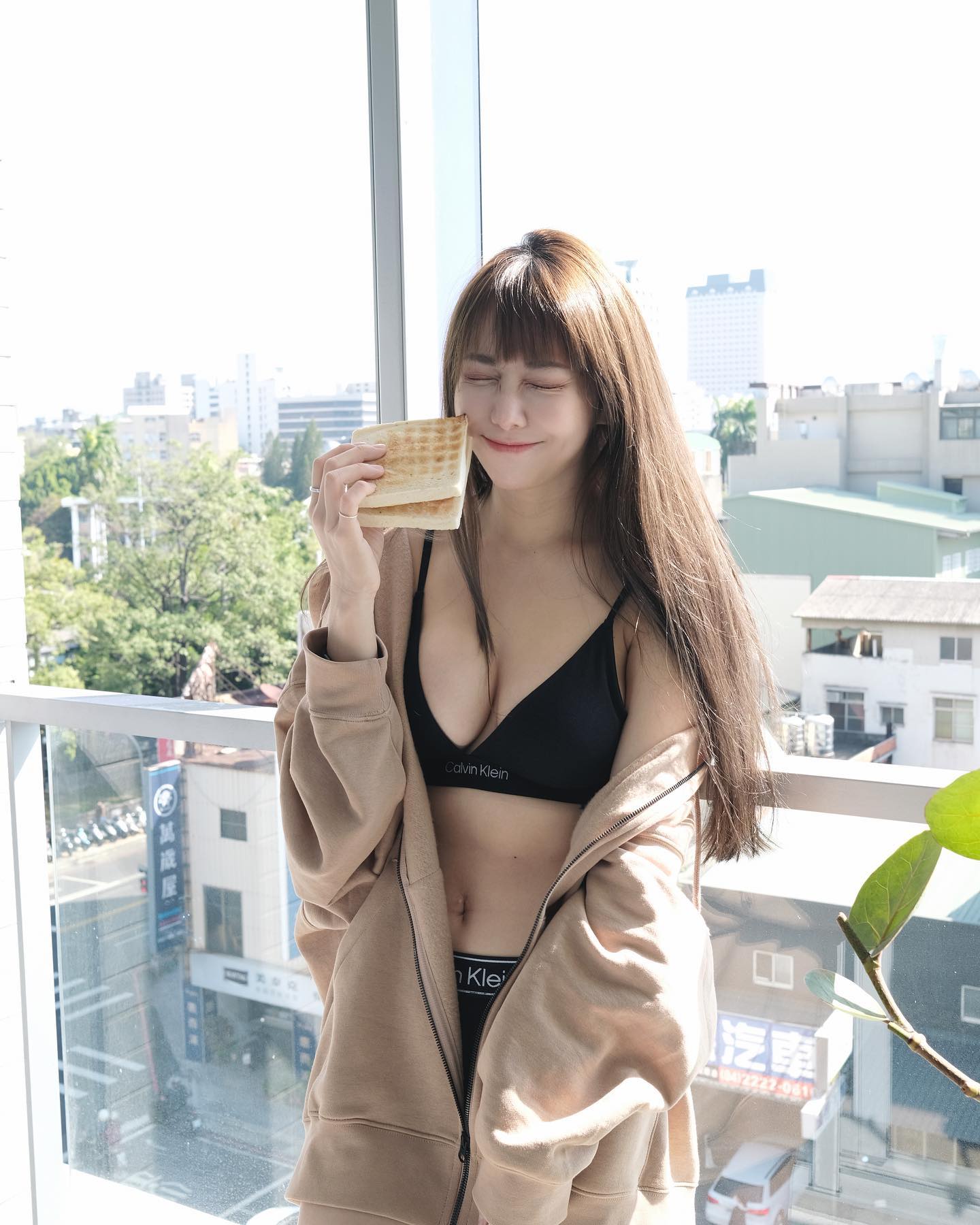 峰峰相連到天邊！梓梓揪壯壯泡溫泉「辣曬比基尼照」 1 小時秒吸 2.2 萬人朝聖