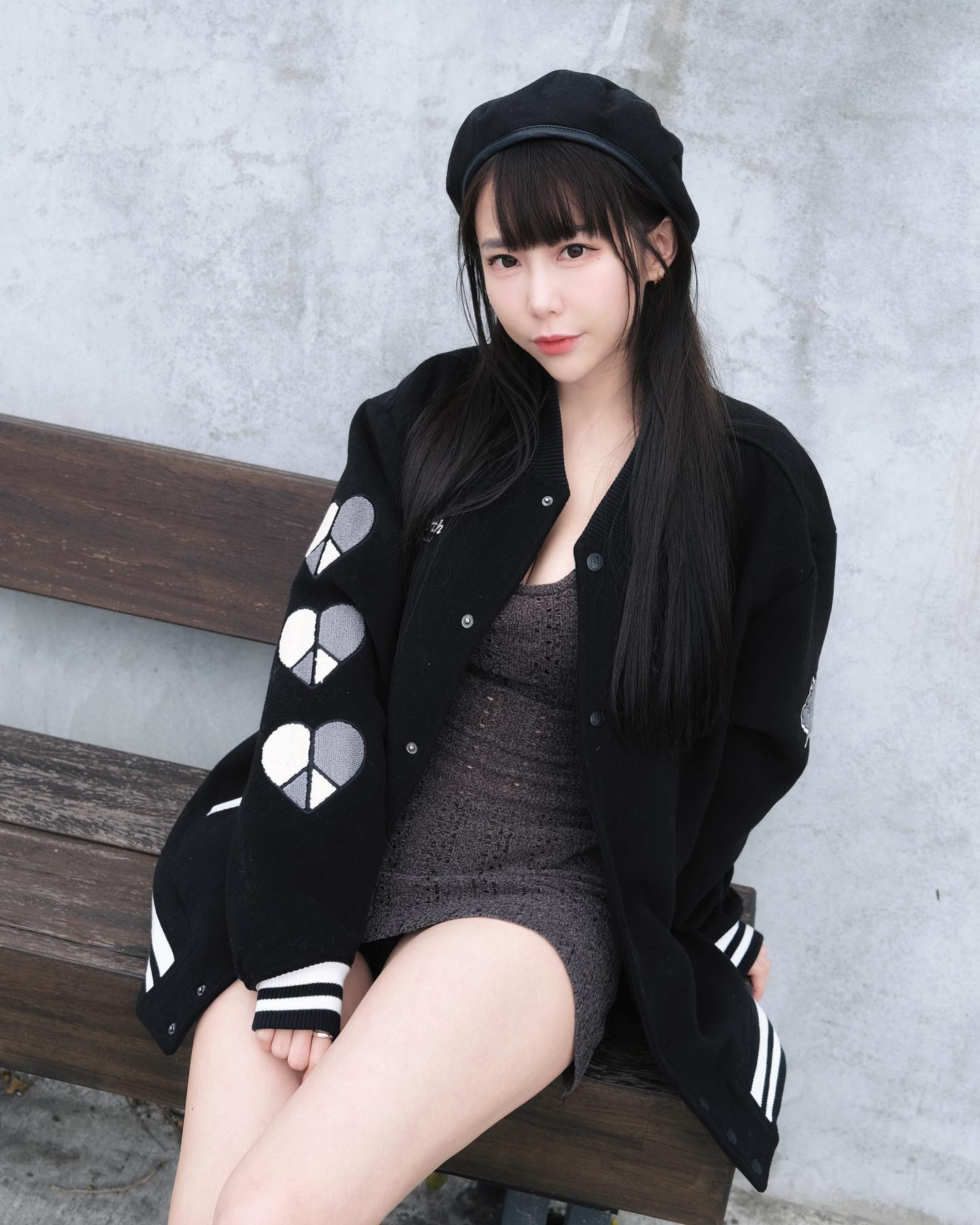 峰峰相連到天邊！梓梓揪壯壯泡溫泉「辣曬比基尼照」 1 小時秒吸 2.2 萬人朝聖