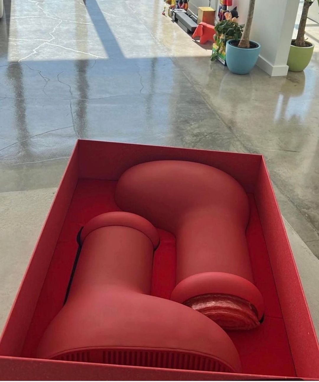 一秒變原子小金剛！創意單位 MSCHF 推出最狂新作「原子小金剛」紅色靴款，網：真的會心動...