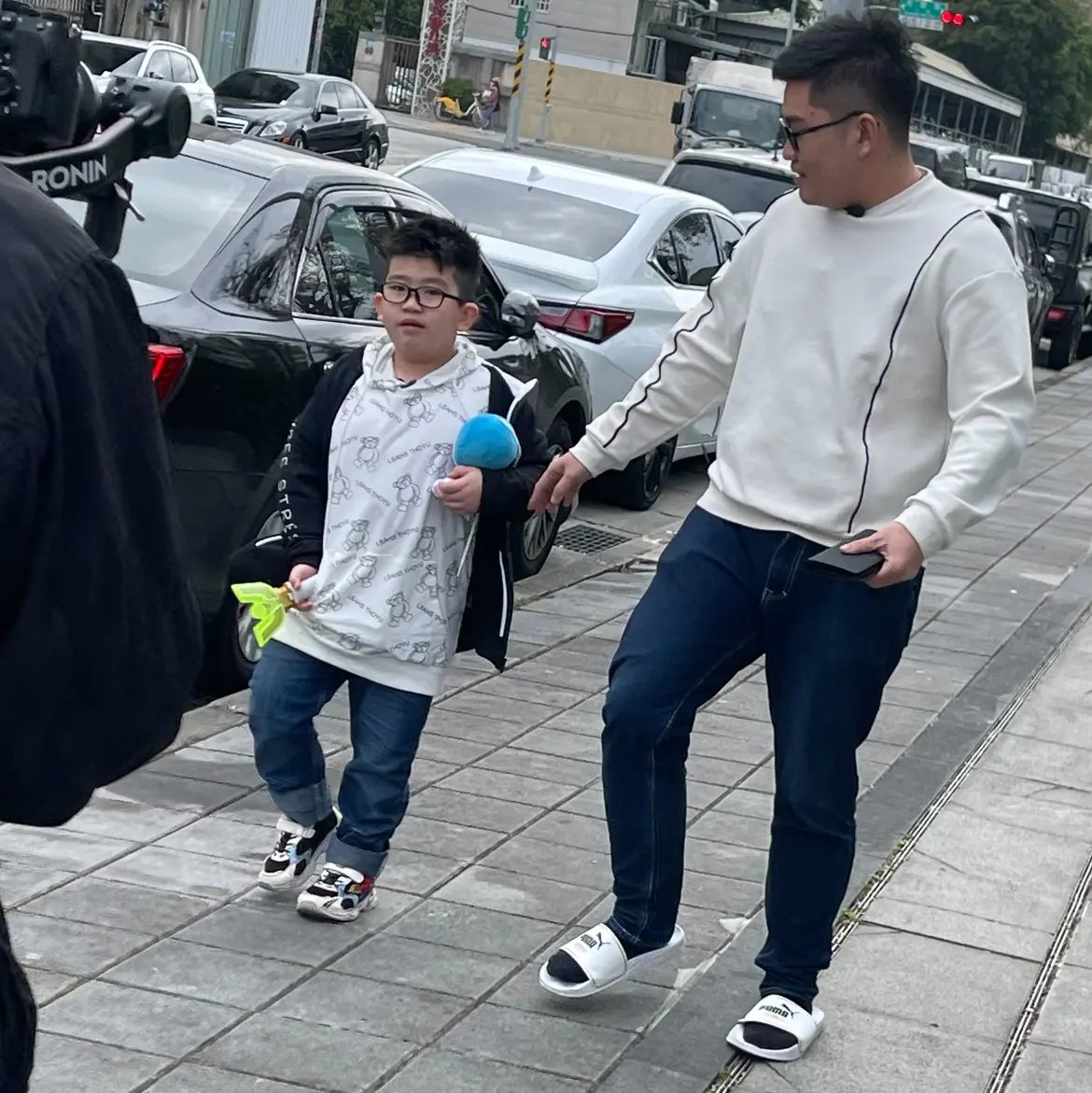 網友笑推「原來小孩都這麼大了！」Joeman 攜手 新豐街底迪 攜手拍片，竟因太相似、連本人都震驚：真的不能偷生