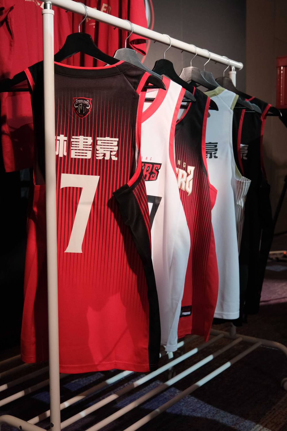 每場比賽加碼送實戰球衣、球鞋！林書豪宣布進一顆三分就捐 15000 元給公益聯盟，網讚：聖光豪！