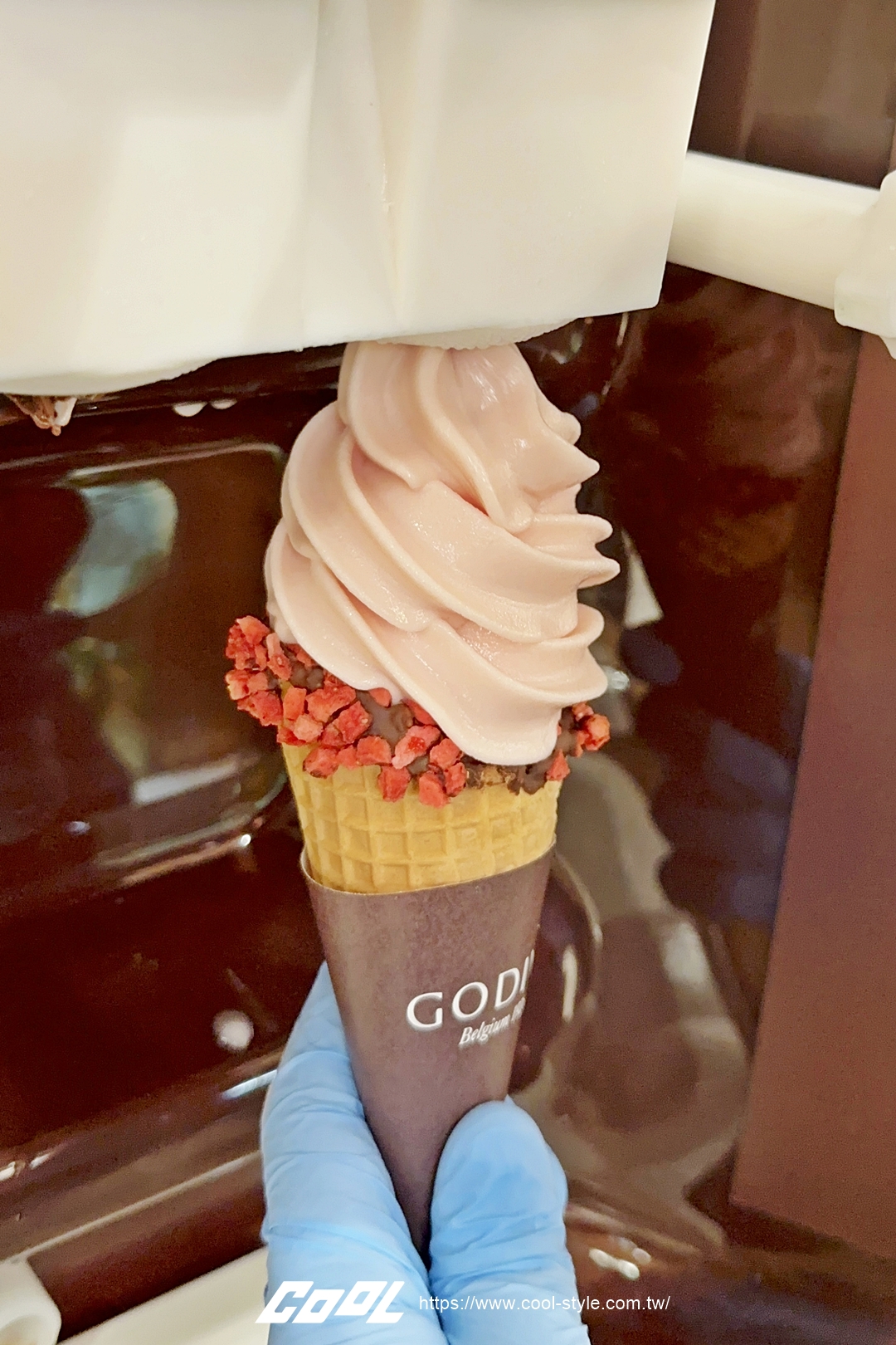 酸甜戀愛的滋味！GODIVA 草莓霜淇淋、草莓奶昔限量回歸！冰淇淋控非嚐不可！