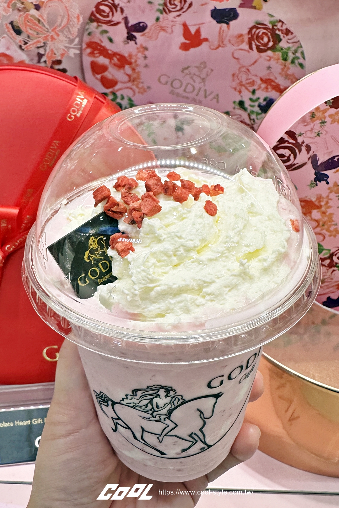 酸甜戀愛的滋味！GODIVA 草莓霜淇淋、草莓奶昔限量回歸！冰淇淋控非嚐不可！