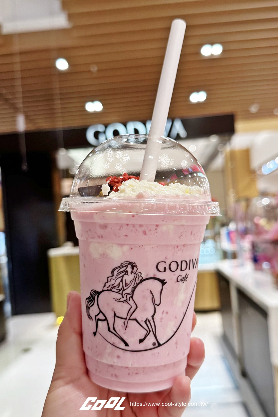 酸甜戀愛的滋味！GODIVA 草莓霜淇淋、草莓奶昔限量回歸！冰淇淋控非嚐不可！