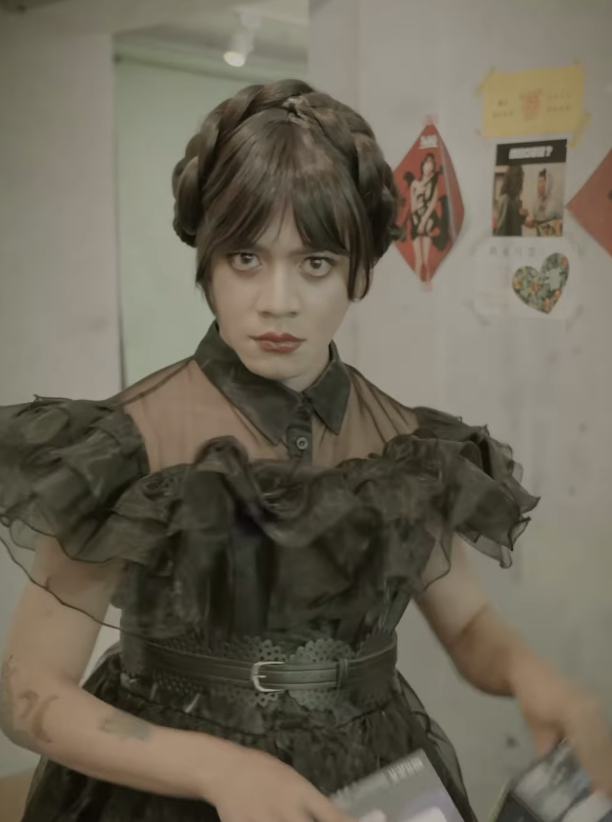 可惡，好正？喬瑟夫 ChillSeph 超神 Cosplay 「星期三」 萬名網友朝聖：史上最像！