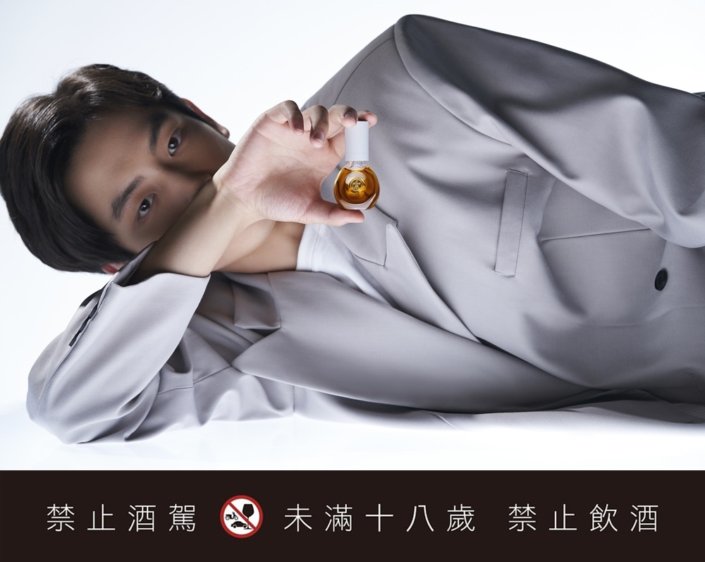 喝一口就是萬元！ LeBron 私愛的「烈酒之王」路易十三於 BELLAVITA 開設快閃店，推出迷你瓶皮件當配飾！