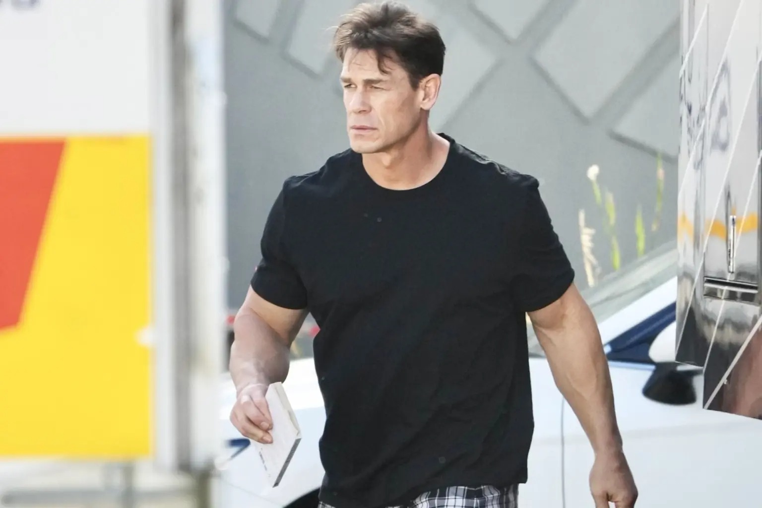 這個男人太狠了！《玩命關頭》江西男「迷你裙、黑絲襪、高跟鞋」超辣打扮出門：眼睛吃冰淇淋