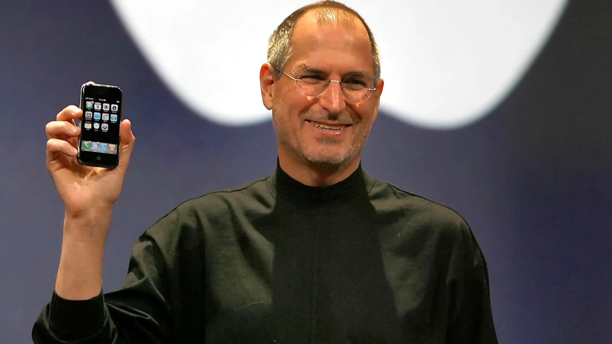 2007年Steve Jobs在新品發表會上稱第一代iPhone為「革命性的手機」