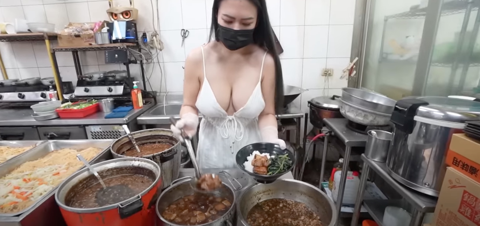 倪娜化身控肉飯老闆娘，在餐廳忙進忙出。（圖： YT 影片截圖 ）