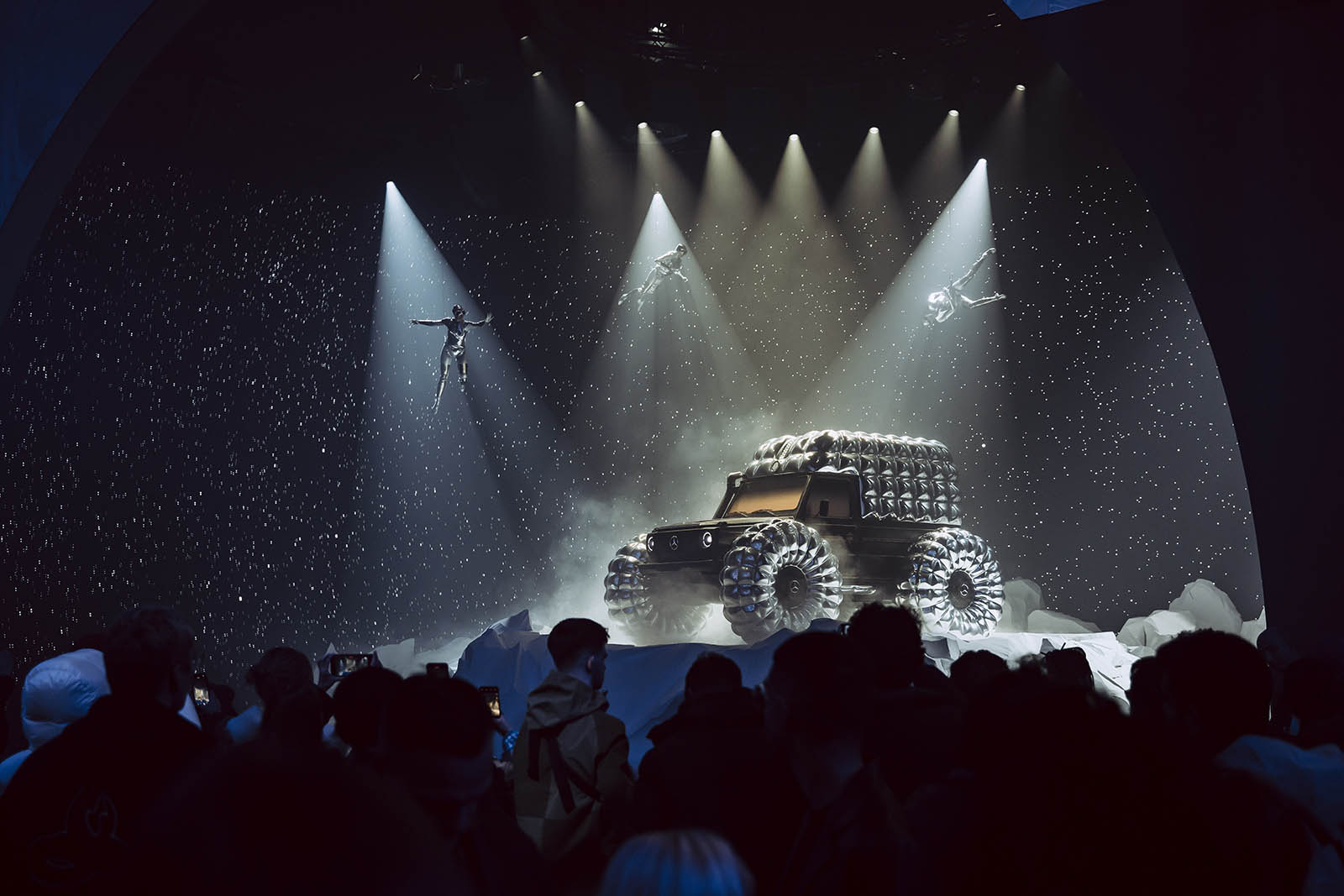 羽絨大 G 太吸睛！Moncler 攜手 Mercedes-Benz 打造「PROJECT MONDO G」藝術品！