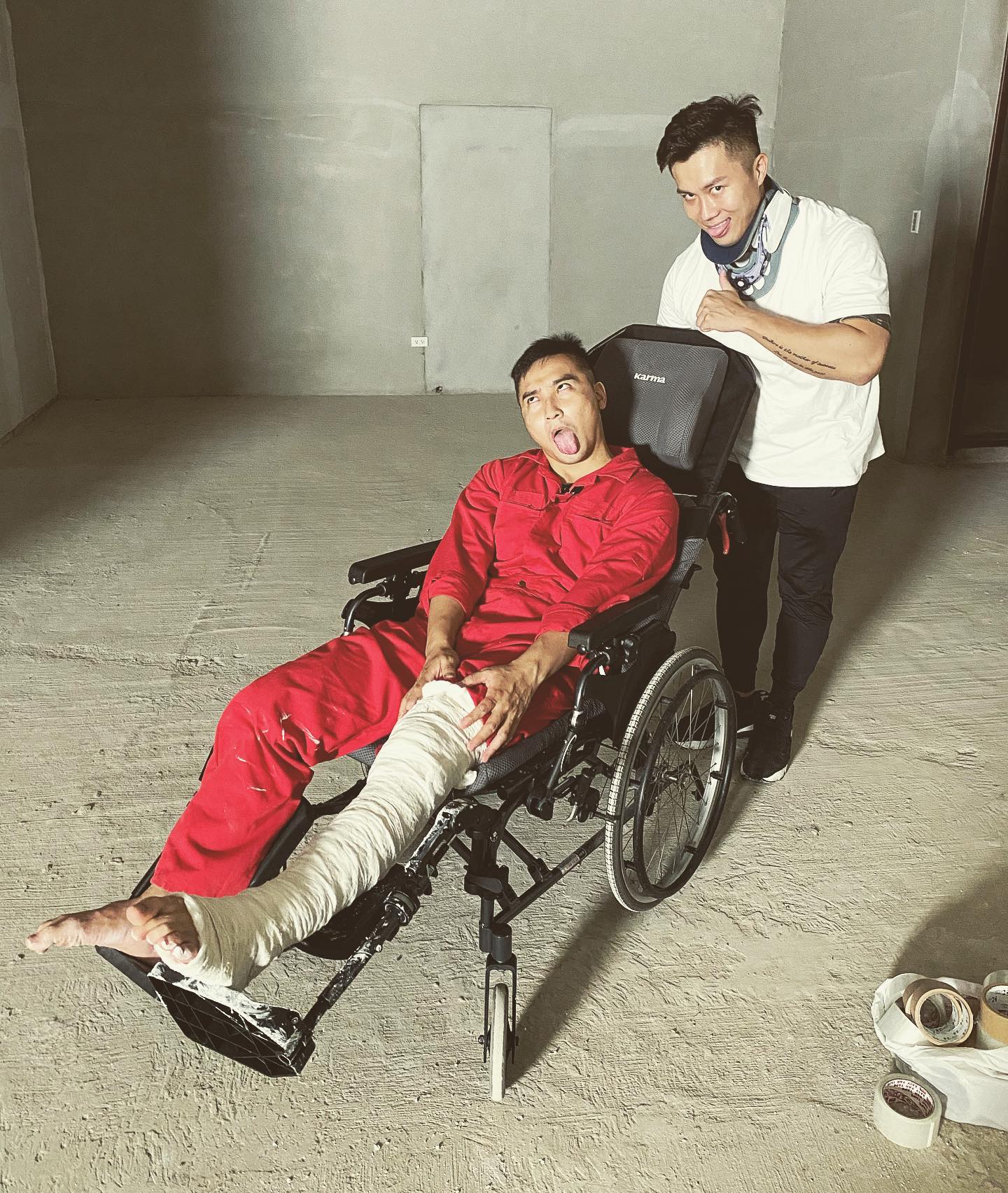 谷阿莫開箱永和負評飯店！業者回「你們爬窗上去可以嗎？」衝突場面曝光