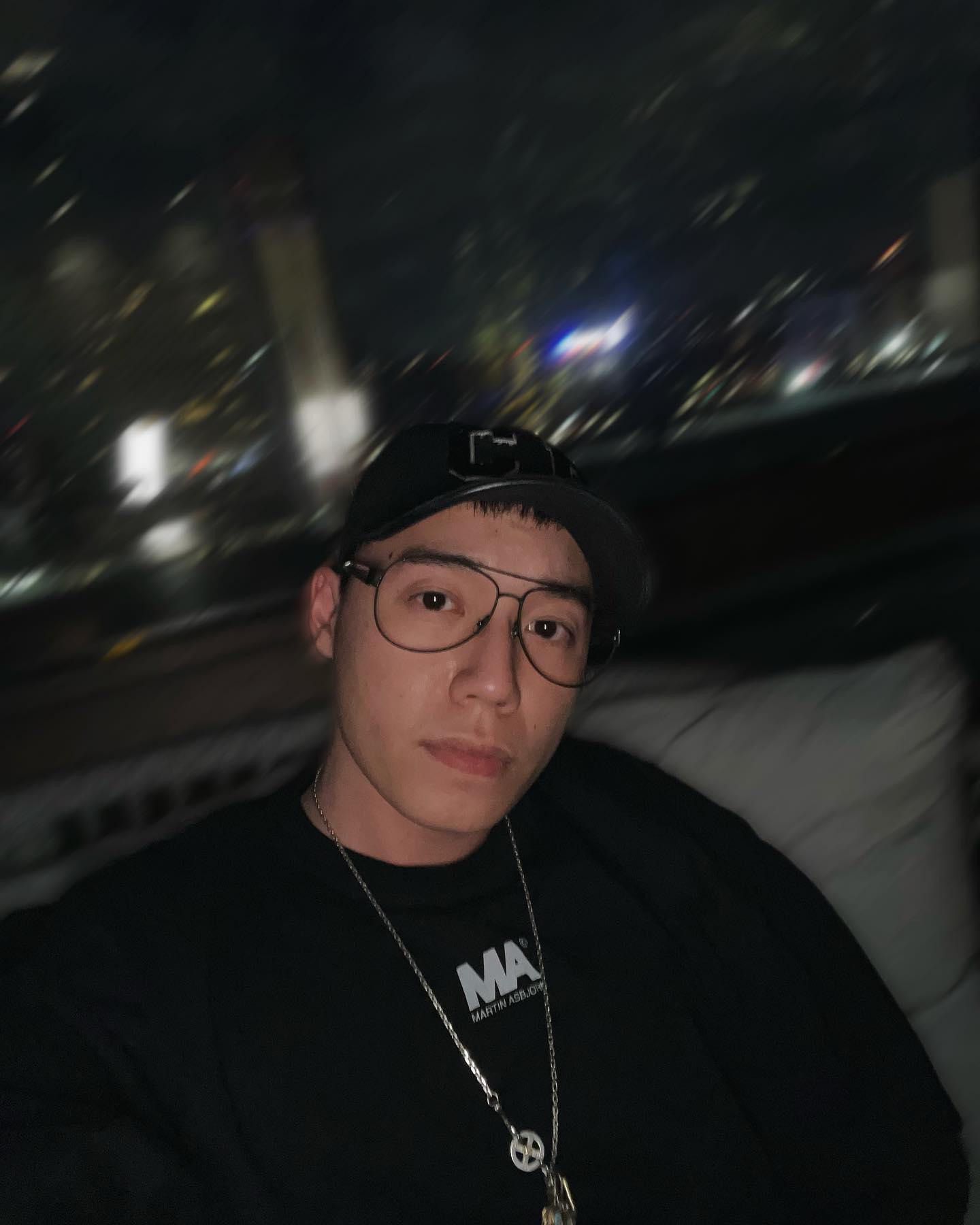 Toyz 賣飲料取名「橙芝汗」賣 87 元！館長秒開直播狂噴髒話：超好笑，喝我的汁汁