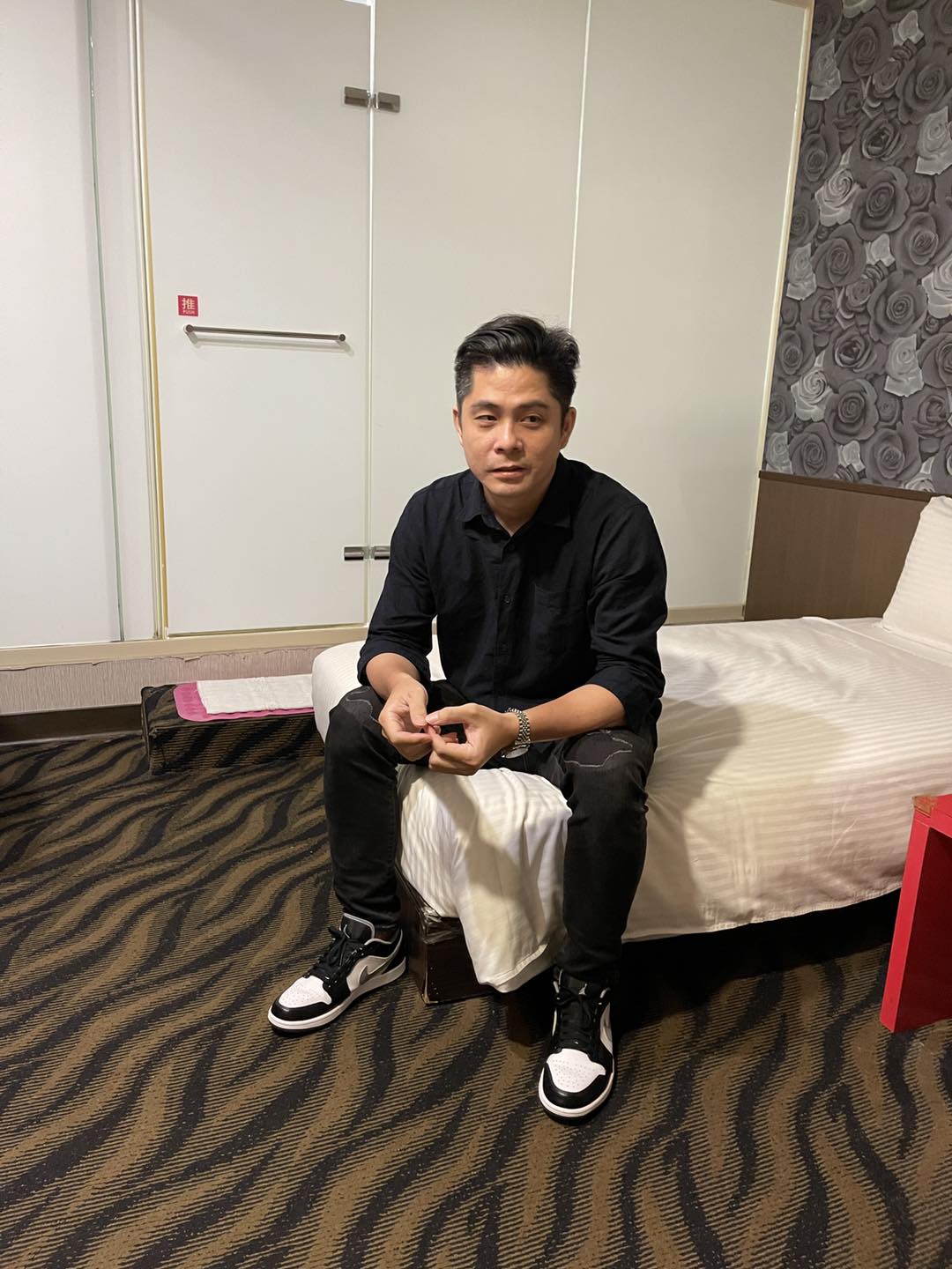 有夠地獄！網紅狂練一個晚上「蔥油餅闆娘掉鈔術」 38 秒影片一天吸萬人朝聖