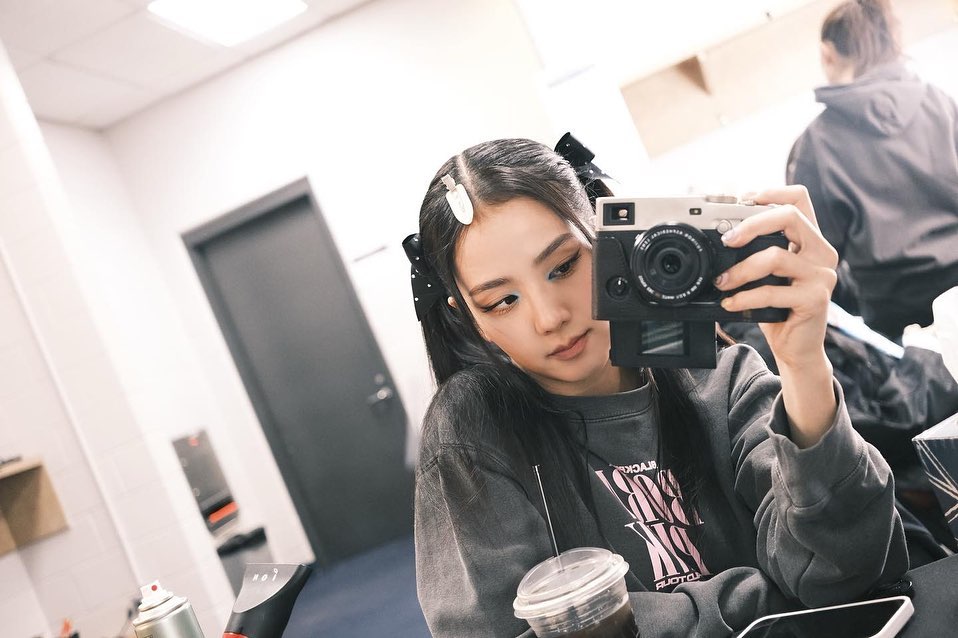 BLACKPINK 最後壓軸！Jisoo 首波 SOLO 主打照釋出「絕美紅花妝容」根本仙女　加碼公開專輯時間