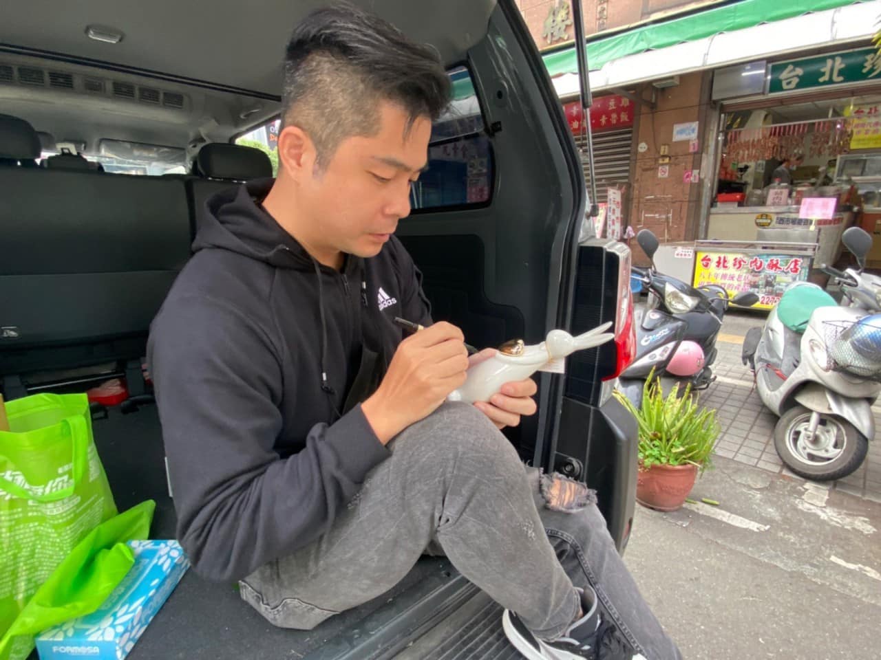 有夠地獄！網紅狂練一個晚上「蔥油餅闆娘掉鈔術」 38 秒影片一天吸萬人朝聖