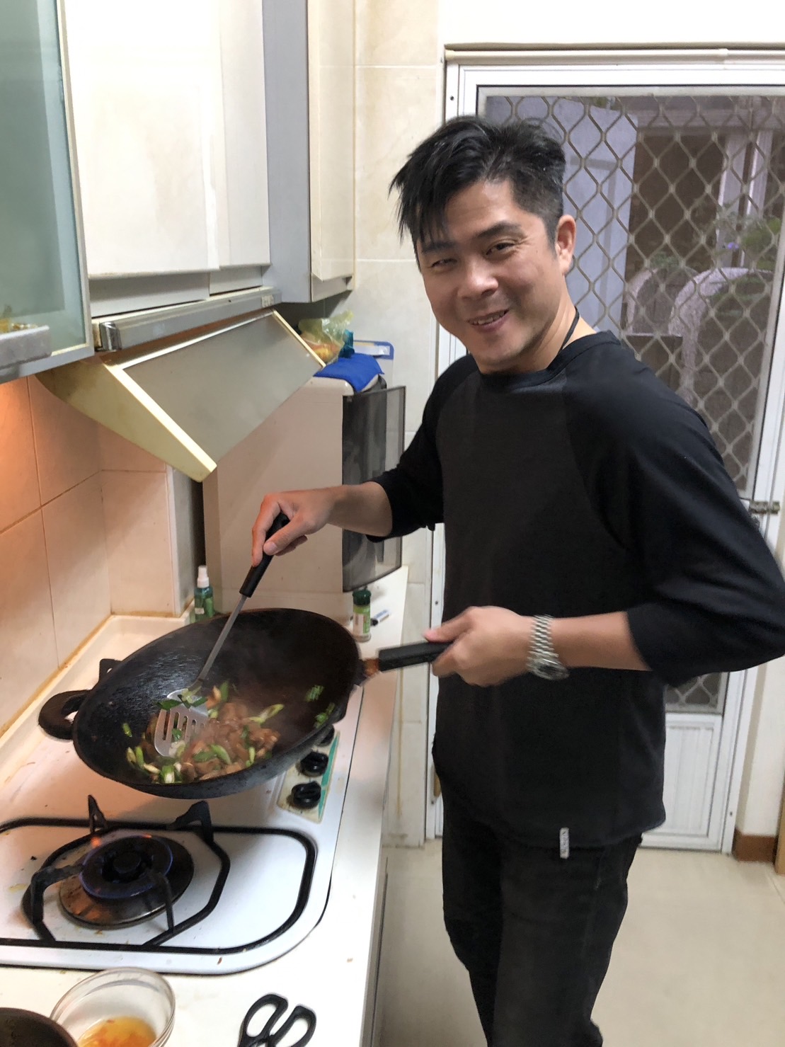 有夠地獄！網紅狂練一個晚上「蔥油餅闆娘掉鈔術」 38 秒影片一天吸萬人朝聖