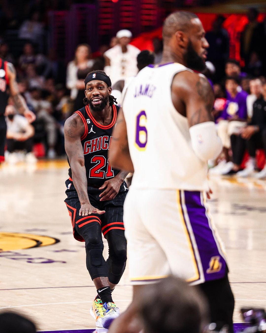 對前東家砲火全開！貝佛利吃掉詹皇比「太小」手勢超嘲諷，賽後「神比喻」噴湖人教練不會用人